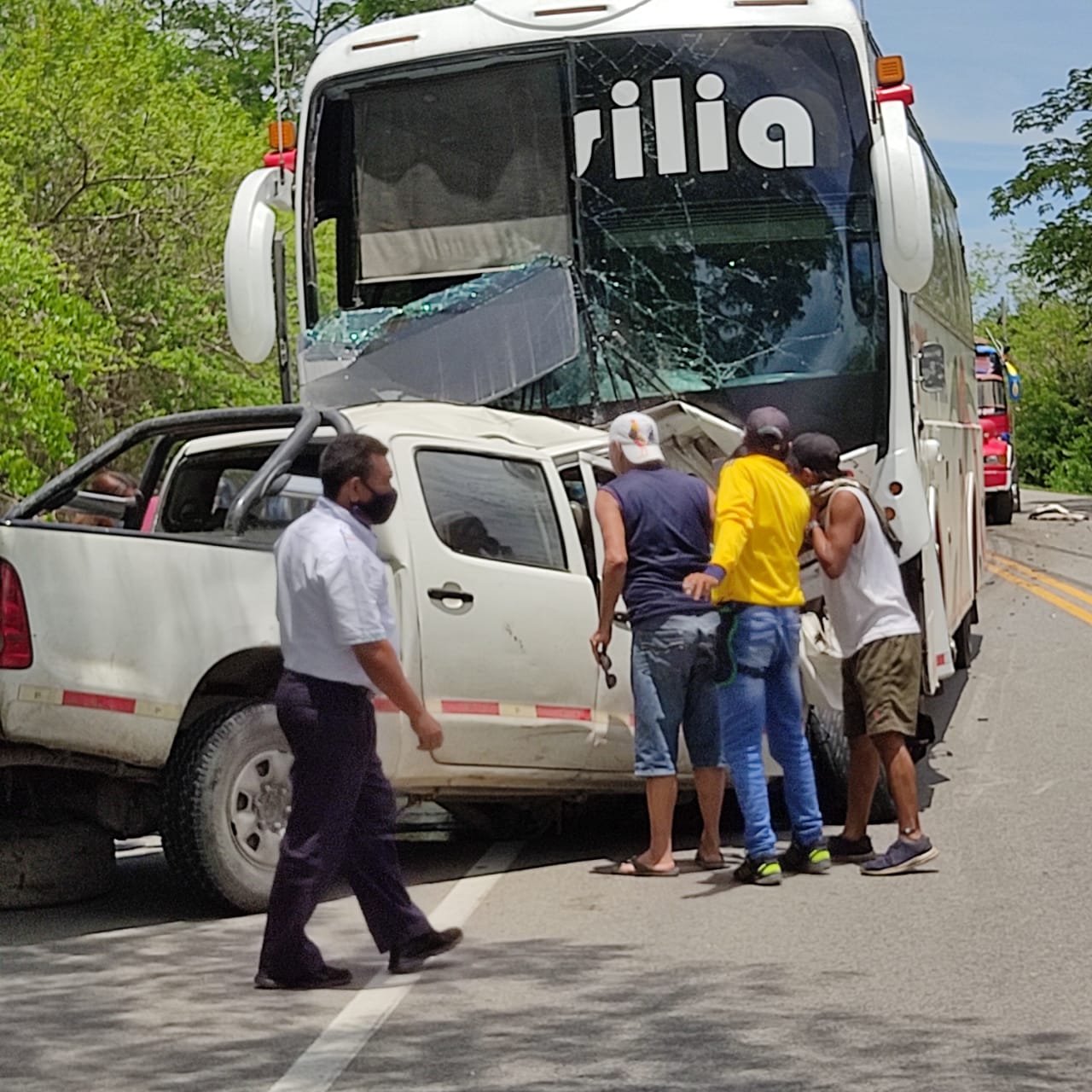 Tres muertos y varios heridos en choque de tres vehículos en la ...