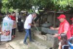 Con “mona” en mano, Gobernador Verano derrumba focos para dengue en Juan de Acosta